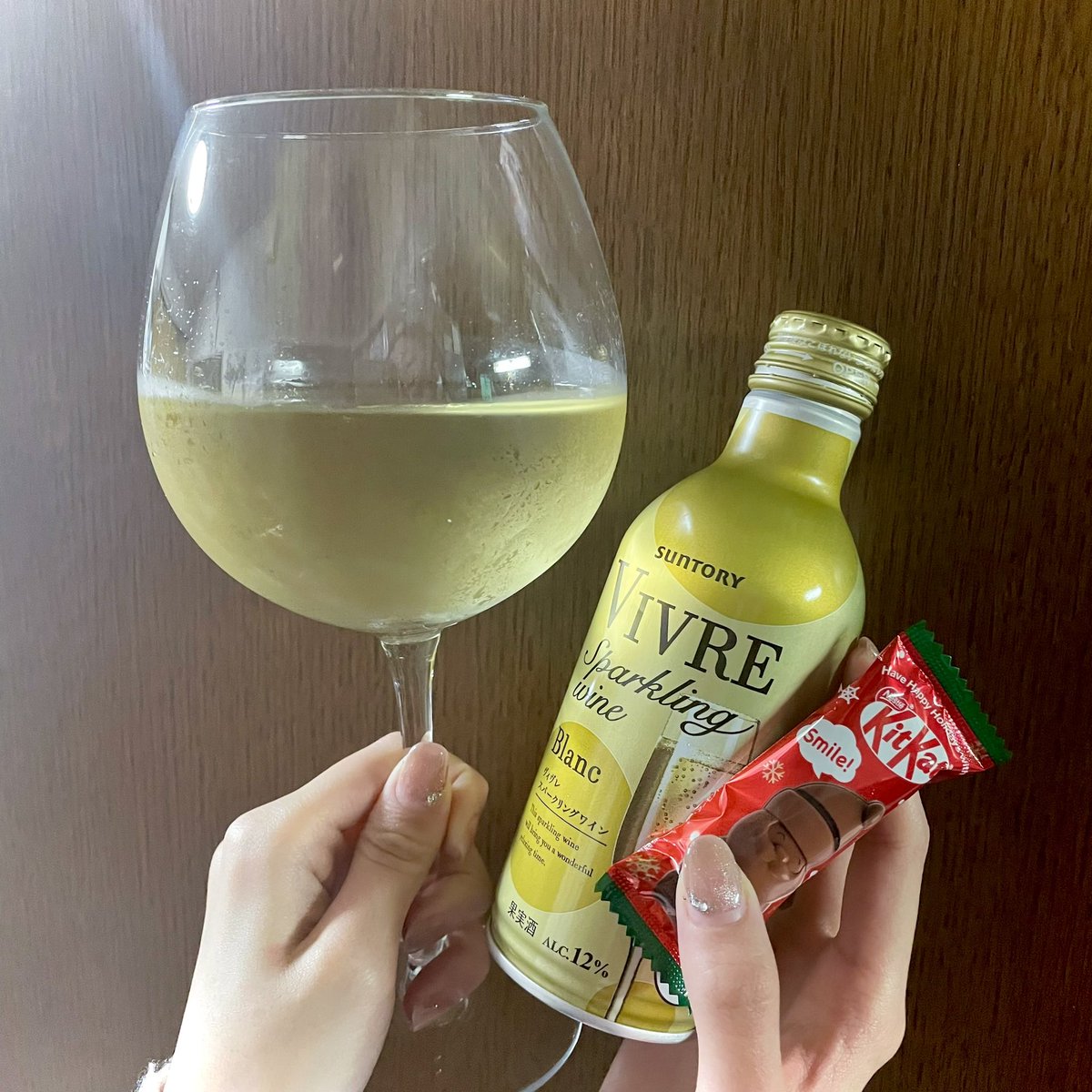 sayachoco3's tweet photo. イブにお仕事してたら、同僚ﾁｬﾝがコンビニのだけどってsparklingワイン届けてくれた🍾
今日ひえひえにして、いただきました🎵
今夜はチキンにしたからみんな帰ってくる待機中に飲み始めて…
すでに酔っちゃったけどMERY Xmas🎄
#Xmas2025 
#キットカット https://t.co/bQorrpJYev