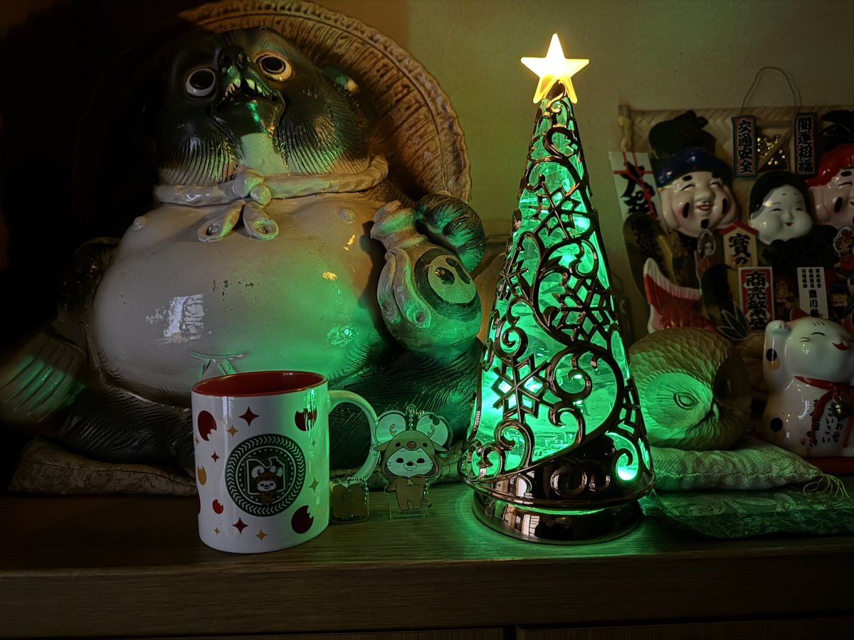 risa__ru's tweet photo. メリークリスマス🎄🎅✨
和の置物が似合ううちの玄関に佇むツリー
かわいいんだこれが(暗いと少しホラー)

トナカイコスのねずみさんもkawaii！
#ねずフォト https://t.co/WrdfvMuAZg