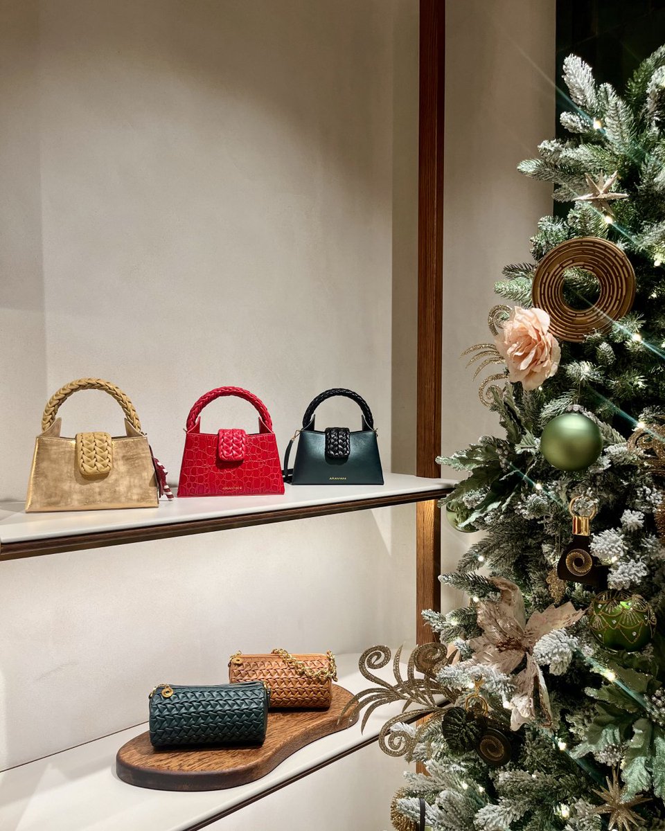 AranyaniRetail's tweet image. Season’s greetings from Aranyani. As our atelier and boutique glow with festive warmth, we pause to celebrate the spirit of hope. May this season bring moments of joy, togetherness, &amp;amp; meaning, carried forward into the year ahead.

#newyear #christmaseve #holidaycollection