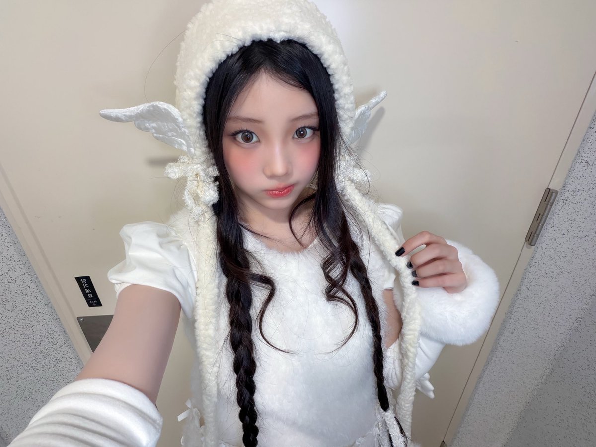 ILLIT official tweet media