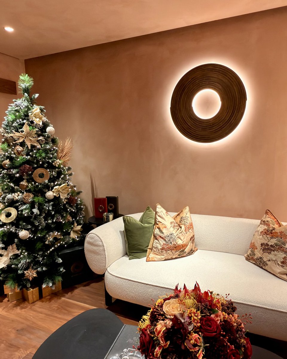 AranyaniRetail's tweet image. Season’s greetings from Aranyani. As our atelier and boutique glow with festive warmth, we pause to celebrate the spirit of hope. May this season bring moments of joy, togetherness, &amp;amp; meaning, carried forward into the year ahead.

#newyear #christmaseve #holidaycollection