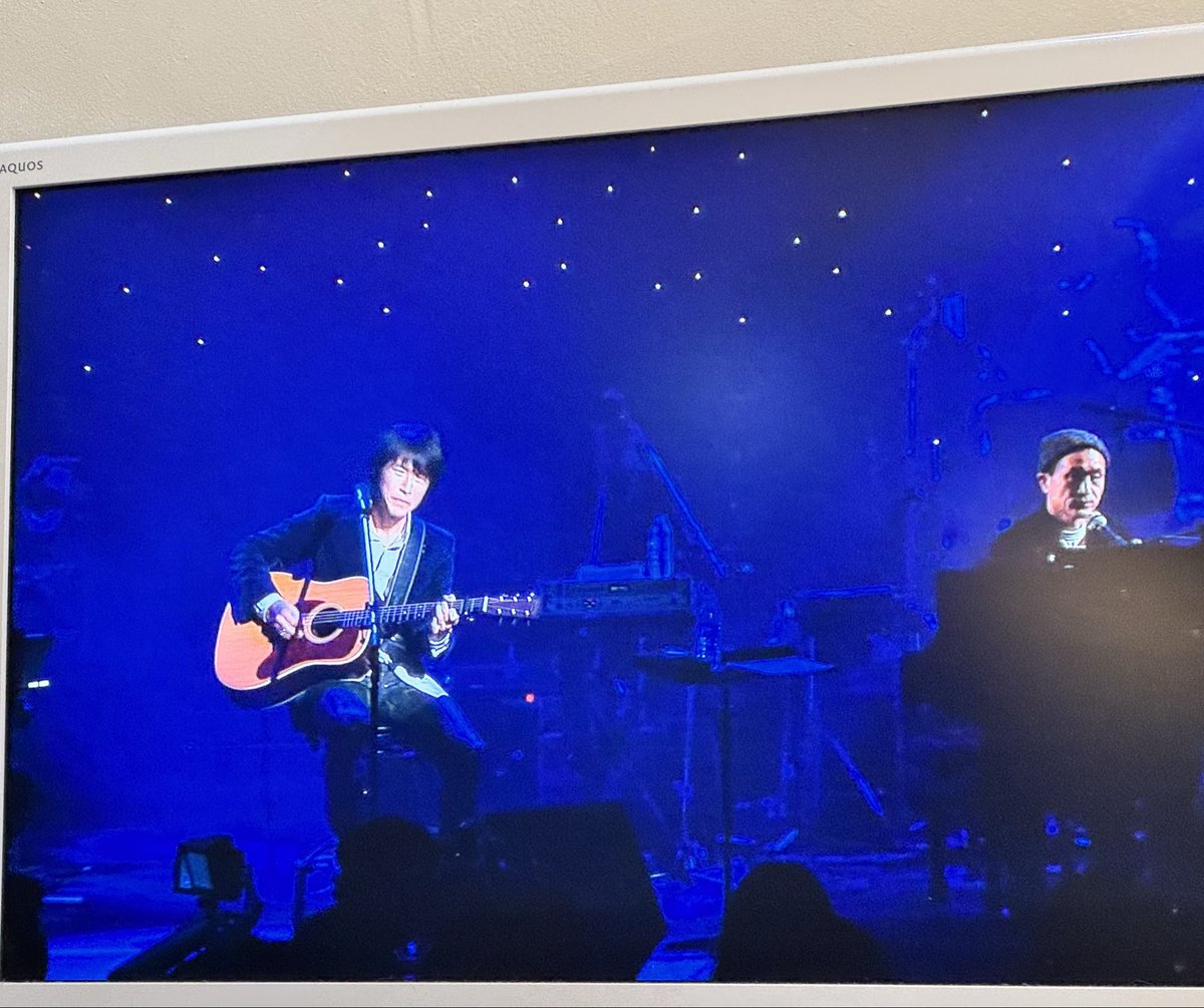 b2fcb1fb47ed437's tweet photo. ハッピーメリークリスマス🎄🎁🎅

来年のライブ抽選予約完了🥰
当たりますように🎯サンタさんよろしくね🤶🧑‍🎄🎅🎄

今夜は本日届いたクリスマスの約束のBlu-rayを鑑賞しながらまったりしてます🎄

桜井さん、若い〜❣️ https://t.co/cv6CCayneI