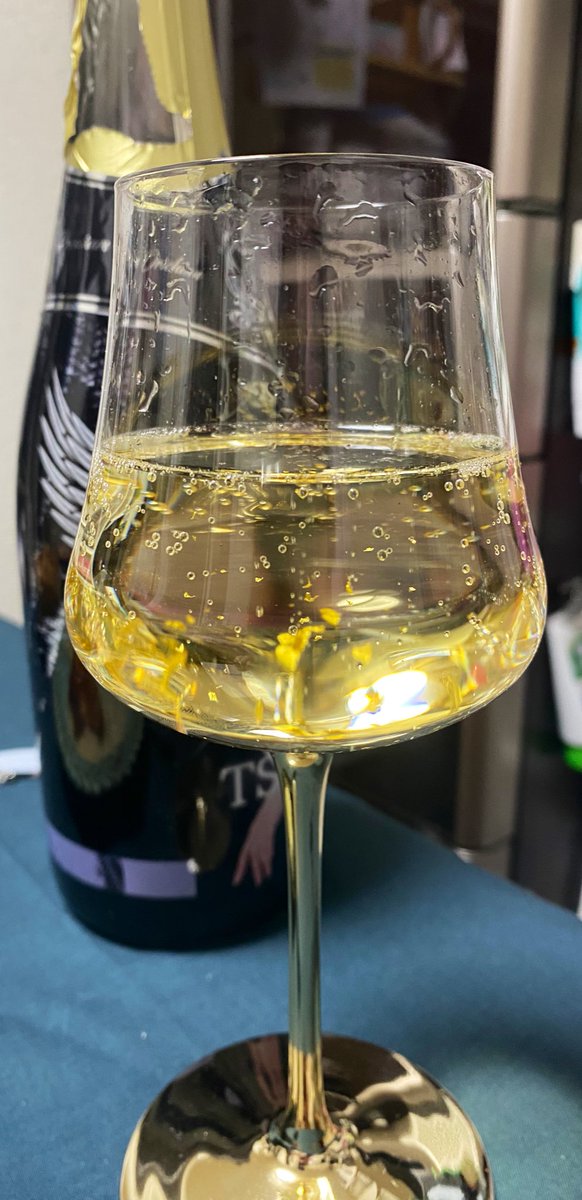 zatto_4's tweet photo. 風船飛んだのでオリシャンあけました✌️
私の雑魚技術では金箔は撮れなかった🫠🫠🫠
あと普段ワインしか飲まない民はシャンパングラスなぞ持ってないんじゃあ… https://t.co/y2ArGb5mPa