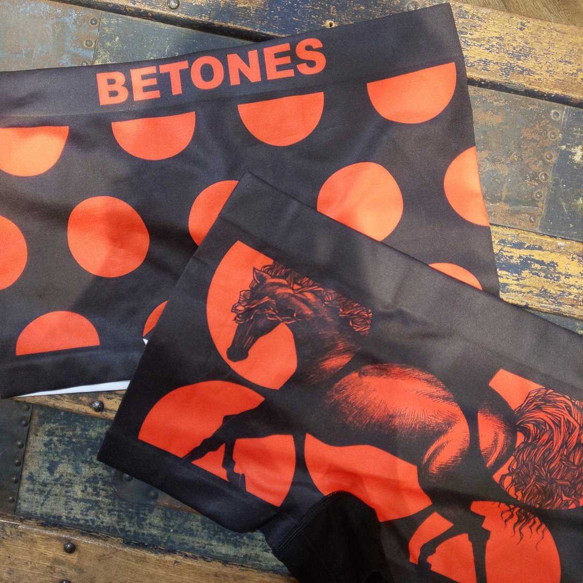 BetonesNamba's tweet photo. BETONES 5DOTS ¥2.530 税込
来年の干支は【午年】🐴
という事でクールなデサインの馬パンツが
BETONESよりリバイバル!
バックプリントに力強い馬が描かれた
赤いパンツで運気も上昇❓️🥰
新年のギフトにもおすすめです✨
#BETONES
#ビトーンズ
#午年
#馬 https://t.co/YpVHTwx4O0