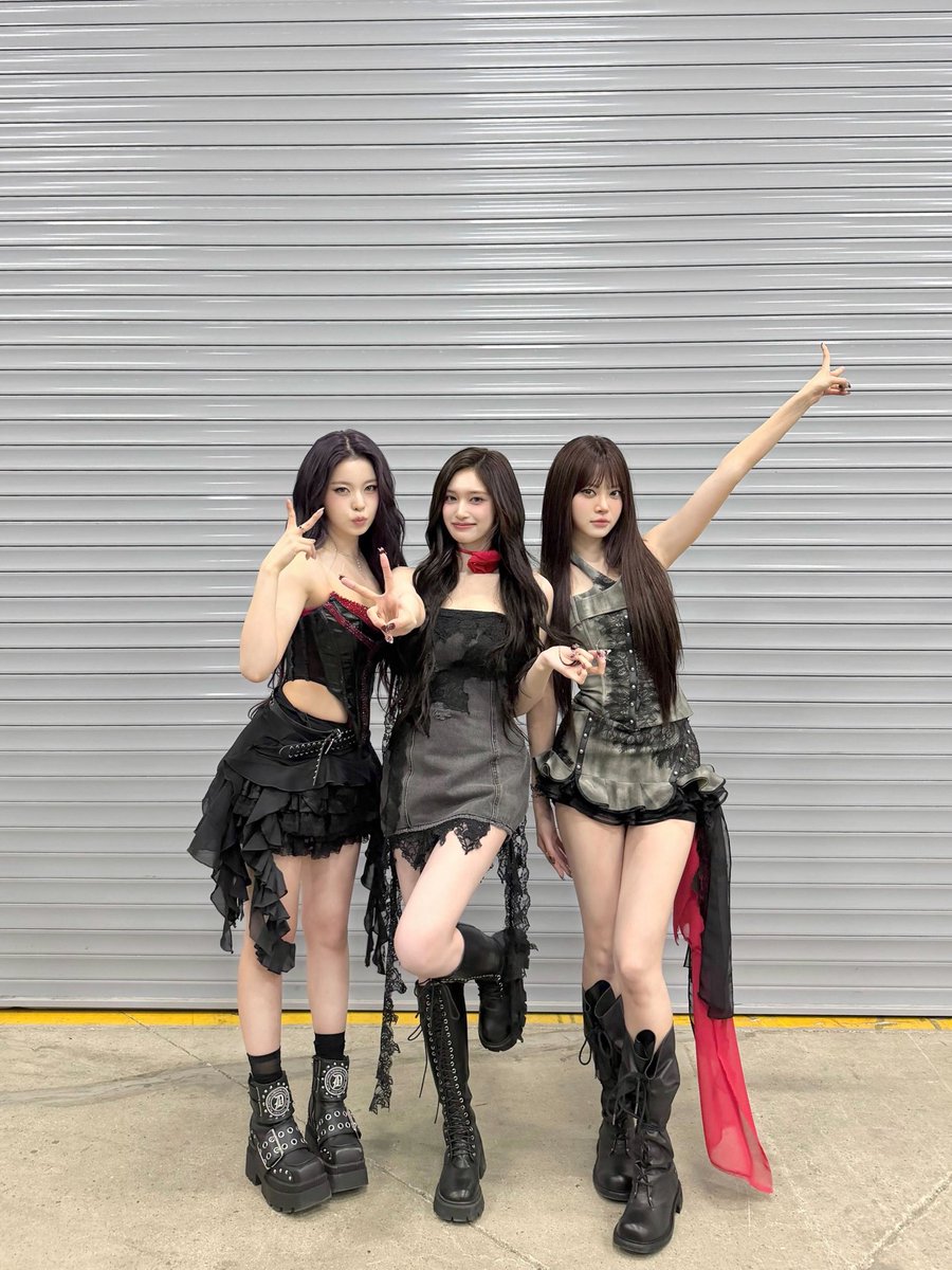 IVEstarship's tweet image. 📸 
IVE SHOT!

DATE : 2025.12.25
NAME : 2025 #SBS #가요대전

#IVE #아이브 
#안유진 #가을 #레이 #장원영 #리즈 #이서 
#IVE_SHOT
#2025SBS가요대전