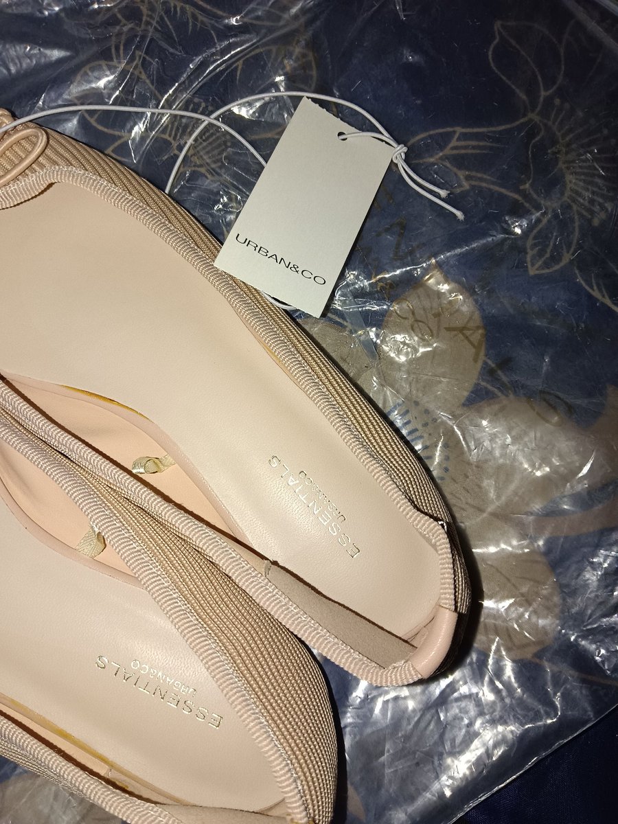 wuffpinky's tweet photo. wts flatshoes urban &amp; co NEW! dijual karena kekecilan dan belum pernah dipake sama sekali, size 35 (23 cm - 23,5cm), only 110K (exc ongkir) yaa! bisa co oyen + admin 12%, pengiriman dari pekanbaru ⭐ #wts #preloved #zonauang https://t.co/hWLU5ZsX82