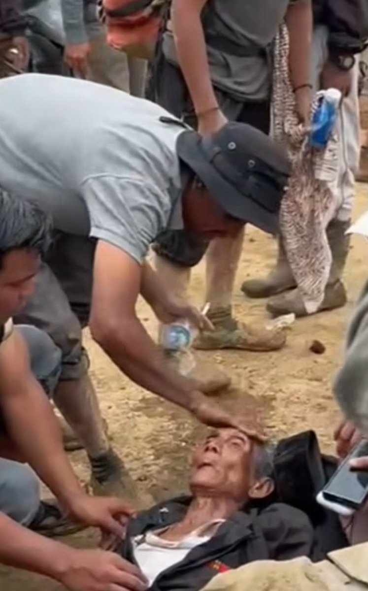 zoelfick's tweet image. Beliau menempuh perjalanan 75 km dari Lhokseumawe menuju Buntul Kemumu di Bener Meriah.

Usia yang tak lagi muda, kaki yang tak lagi kokoh, beliau roboh kelelahan setelah berjalan kaki sejauh itu. 

Terima kasih kpd para relawan yg sudah membantu beliau hingga bertenaga lagi.