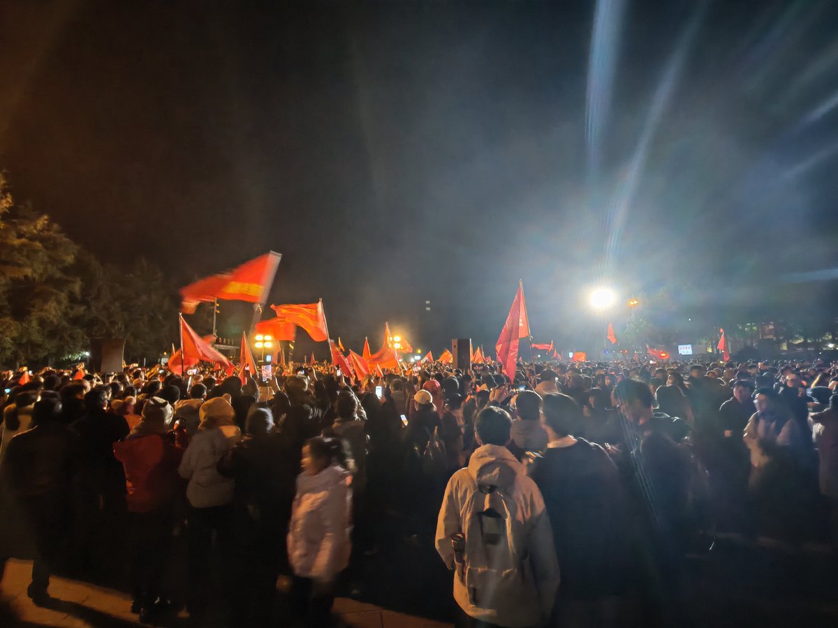 有个电视台记者来采访一个老大爷，应该是想作宣传报道用，然后大爷刚说了两句敏感一点的，那个记者就跑了😅有跳广场舞的，一个重庆大爷说这样没有人看，要唱红歌围的人才多。还有几个学生围在一起讨论时政之类的。还有搞调研的，聚一块读语录的
#韶山