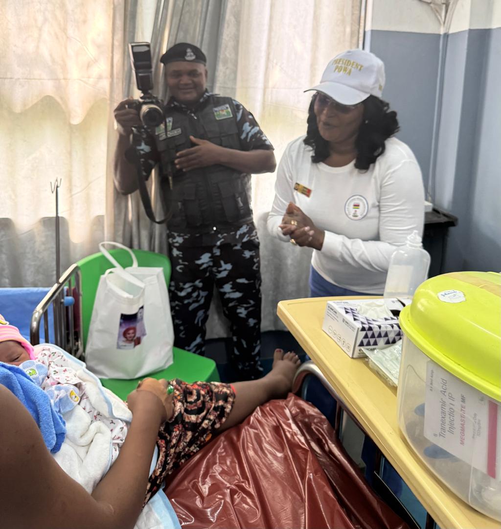 #fmcabuja
In a heartwarming display of kindness, Mrs. Elizabeth Egbetokun, wife of Inspector General of Police Mr. Kayode Egbetokun, visited FMC Abuja today Christmas Day, December 25, 2025, to spread joy to babies and mothers at the Pediatric Ward at FMC Abuja