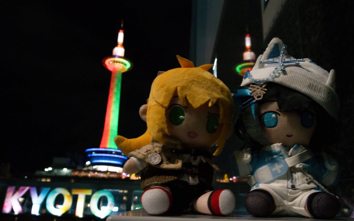マキ：2日間限定の2色仕様の京都タワーだよ！ モカ：とっても綺麗です