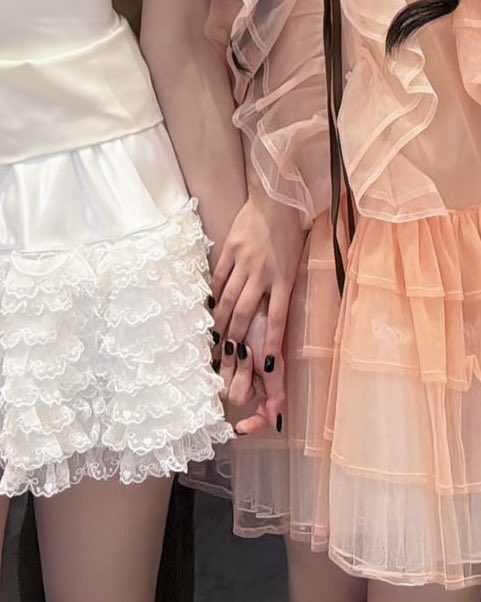 yunjukaz's tweet photo. yunju having pink matching accessories and moka holding yunah’s hand this scrumptious 04z meal for user yunjukaz https://t.co/1ijSRG9ISd
