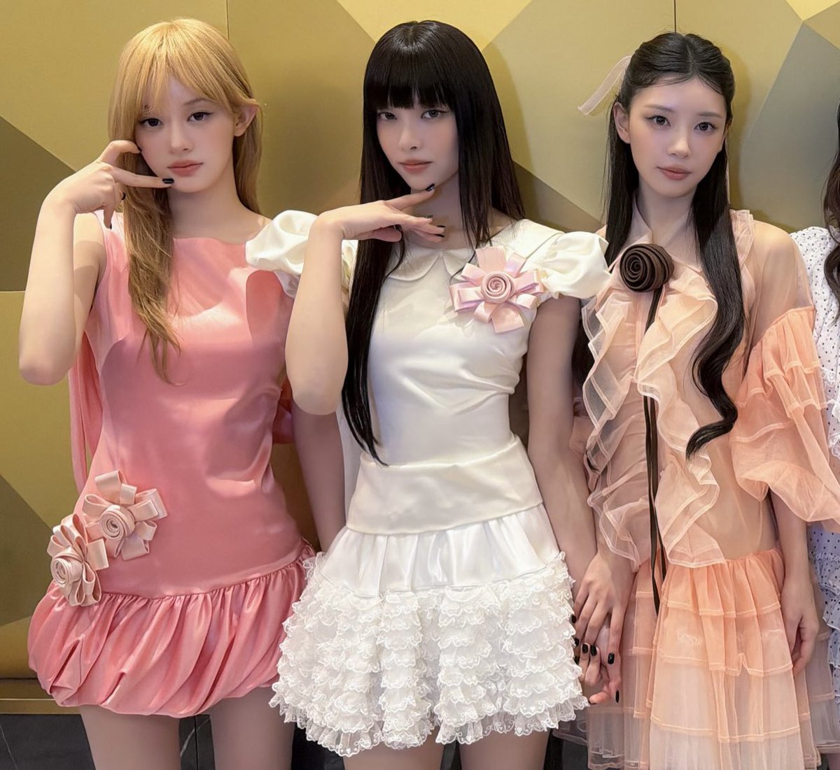 yunjukaz's tweet photo. yunju having pink matching accessories and moka holding yunah’s hand this scrumptious 04z meal for user yunjukaz https://t.co/1ijSRG9ISd