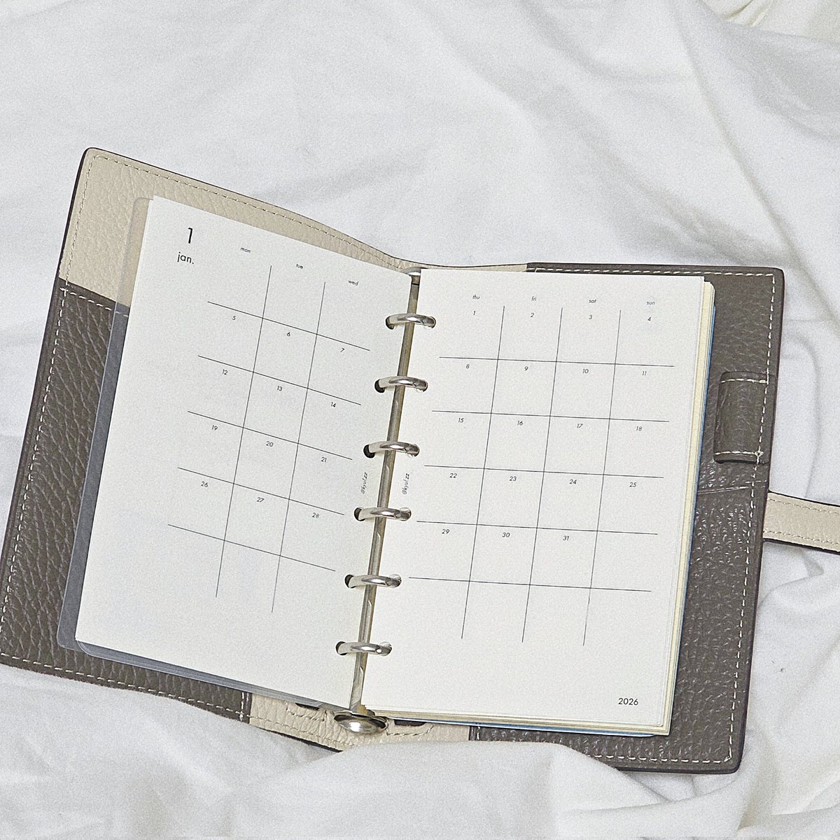 [A7 | PDF 다운로드] 2026년도 먼슬리
2025년 12월~2026년 12월(총 13개월 구성)

너무 늦었죠 .. 이미 뽑으셨을까 싶지만 혼자 쓰기는 아까우니 공유해 볼게요 다들 연말 마무리 잘하시구 새해 무탈하고 안온한 날들 보내시기를 바라요!

구독자 전용 한시적 무료(~25/12/28)
posty.pe/w6h5du