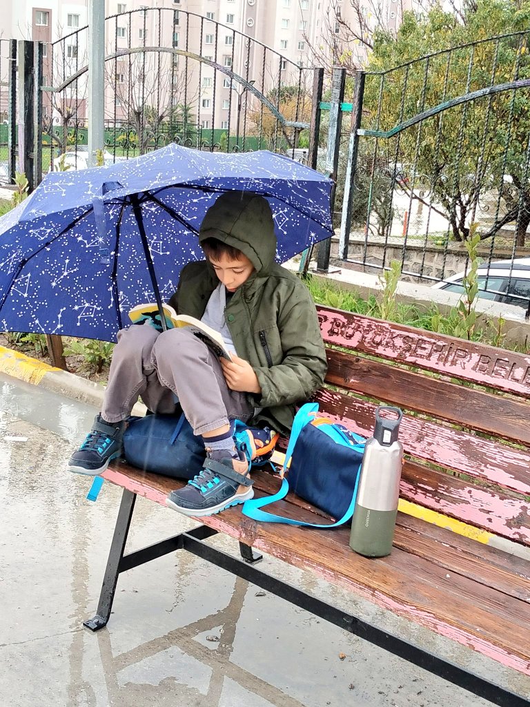 Prof_Dr_BToprak's tweet photo. ✨​En güzel sığınak, bir kitabın sayfalarıdır.

🍀Dünya dursa, yağmur yağsa, hayat aksa da; o kendi dünyasında, sayfaların arasında...

#kitap #meb #okul #bekleyiş https://t.co/47xt0qjWf7