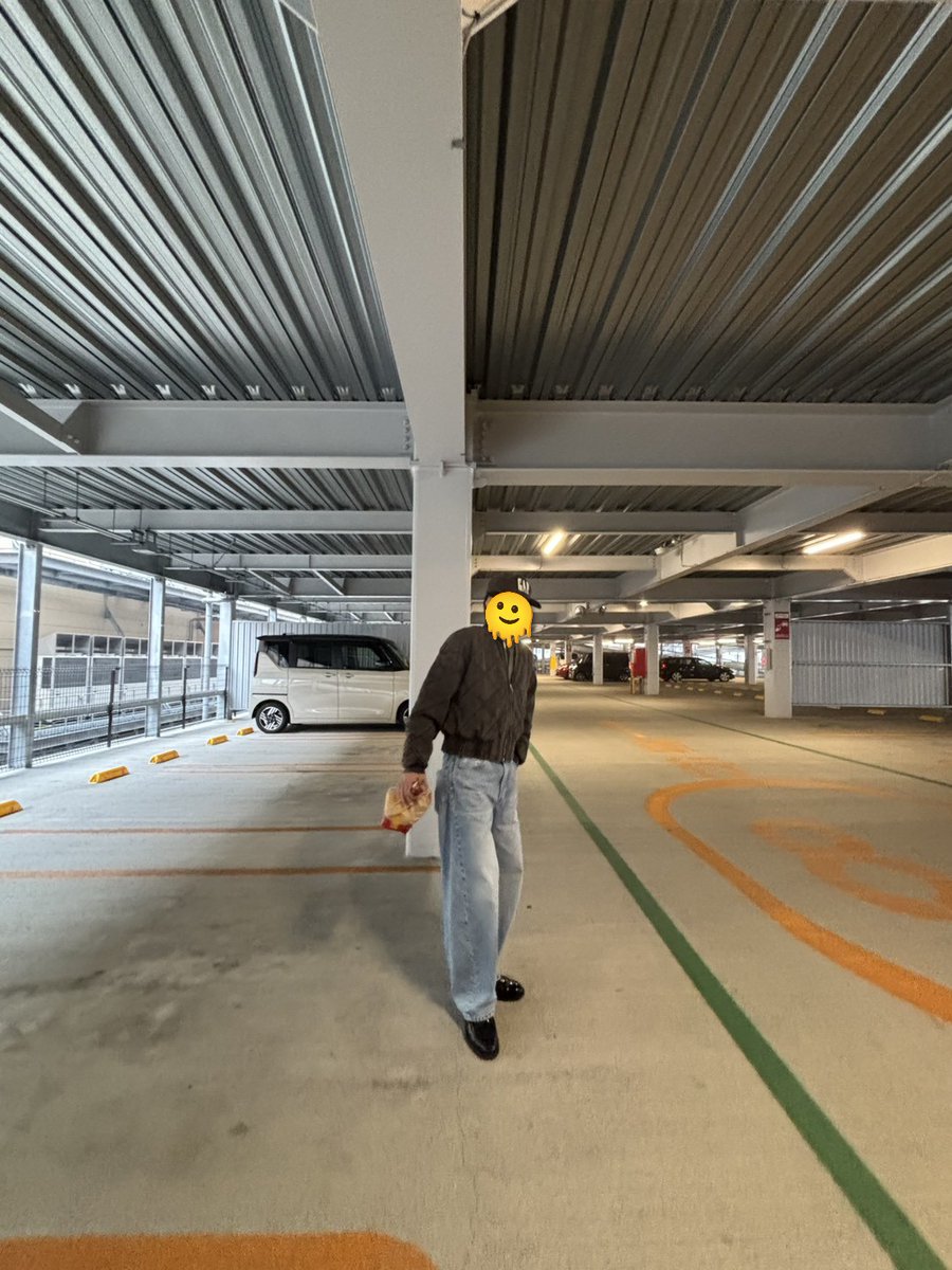 umedzy's tweet image. マクドの袋をもったら良い感じだったってだけの写真