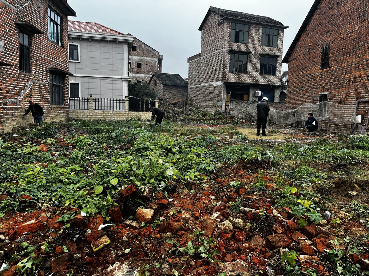 midiexiang6555's tweet image. 今天圣诞节，亦是我被回乡一年后，建房动土之日。

自从被回老家以来，因没有居所，一直借住于自己兄长家中，但这并非长久之计，为了能有自己的房子不得不各种奔波，买卖宅基地，办理建房手续……耗费了大半年之久，今天，终于开始动工了。

在此，祝我建房顺利，祝大家圣诞节快乐🎄🧑‍🎄