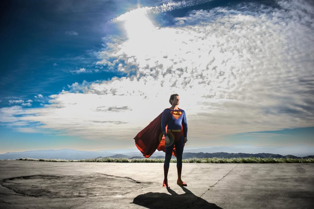 Henry Cavill in Christopher Reeve's #Superman suit (<a href="/ZackSnyder/">Zack Snyder</a> via IG) #ManofSteel