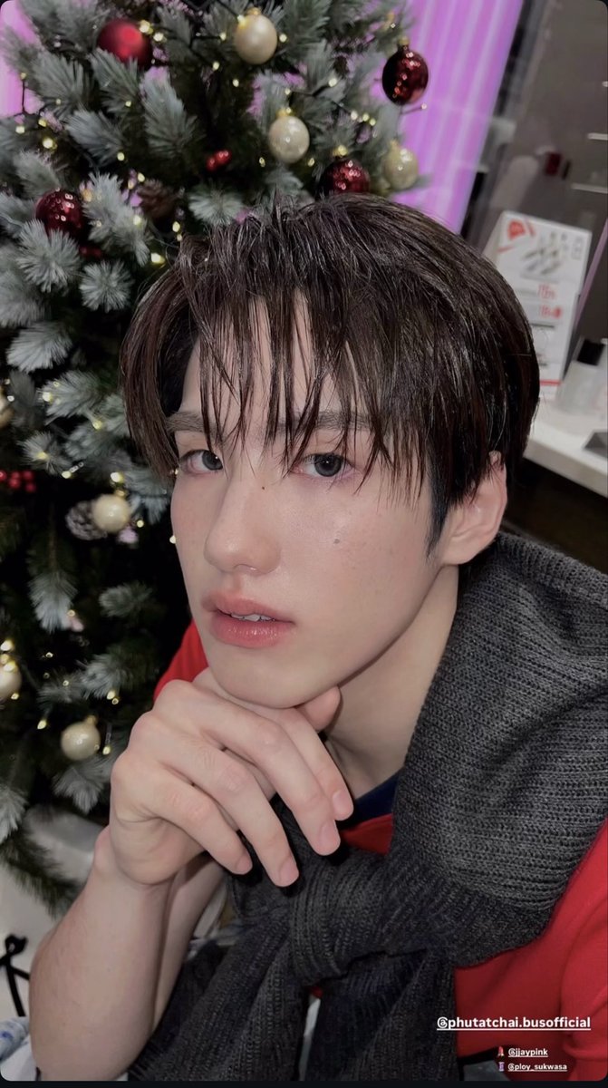 คิ้วสีอ่อน คอนแทคสีเทา งานผิวเห็นกระ ปากสีชมพู น่าร้ากง่ะ Christmas vibes สุด ๆ 🎄💖🌟

#CTWChristmasXBUS
#PHUTATCHAI