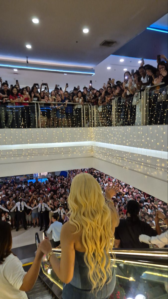 teamvicePH's tweet photo. #CallMeMotherDay1 sa  SM CITY BACOOR! 💛

Iba kayoohhh!!! Ang sarap sa pakiramdam ng init ng inyong pagtanggap sa amin chuday sa Cavite! We love youu so much and promise na sulit ang panunood ng Call Me Mother! 🌟🫶🏻

#CallMeMother — NOW SHOWING in cinemas. 🎄 https://t.co/XX9UrAO31q