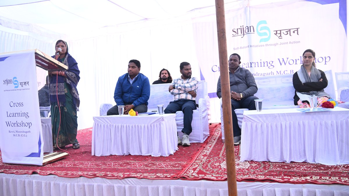 srijanofficial's tweet photo. 160+ farmers from Chhattisgarh &amp; MP joined #SRIJAN Koriya’s Cross Learning Workshop at Kewti, Manendragarh, sharing insights on nano orchards, livestock, fisheries &amp; community-led livelihoods through field exposure.

#CrossLearning #FarmerToFarmer #SustainableLivelihoods https://t.co/V5KpYB0Hx9