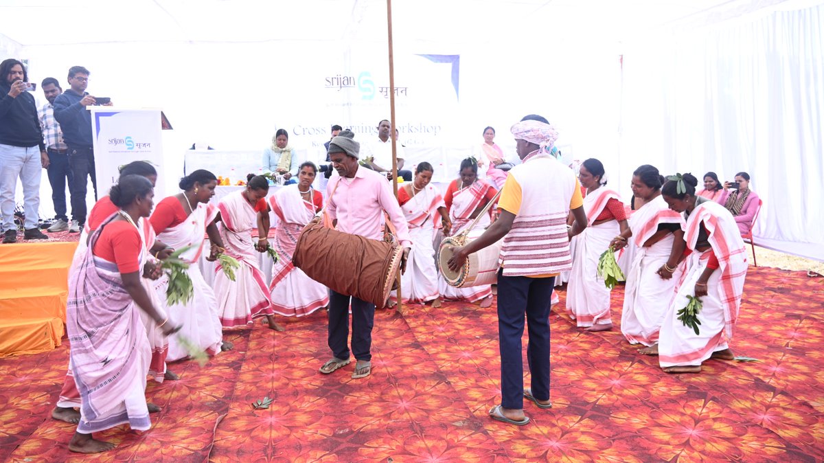 srijanofficial's tweet photo. 160+ farmers from Chhattisgarh &amp; MP joined #SRIJAN Koriya’s Cross Learning Workshop at Kewti, Manendragarh, sharing insights on nano orchards, livestock, fisheries &amp; community-led livelihoods through field exposure.

#CrossLearning #FarmerToFarmer #SustainableLivelihoods https://t.co/V5KpYB0Hx9
