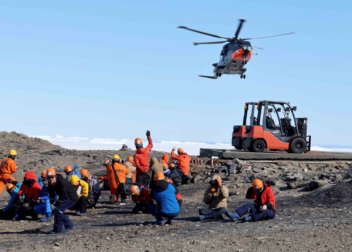12月25日、氷海に停泊する観測船しらせから、67次観測隊員が次々に昭和基地に入ります。ヘリ発着の瞬間は吹き下ろしの風・ダウンウォッシュがすさまじいので、こんな風に逃げています。撮影も離れていないと危険。#南極 #観測隊 #Antarctic