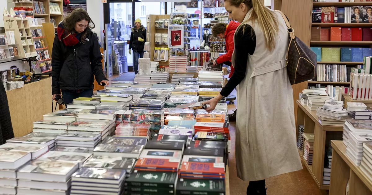 Fun fact:

Di Islandia ada tradisi Natal bernama Jólabókaflóð (Christmas book flood). Saat Malam Natal, orang-orang akan berkumpul dan saling memberikan buku baru lalu membacanya sepanjang malam.

40% penjualan buku tahunan di Islandia berada di bulan musim Natal, yaitu November