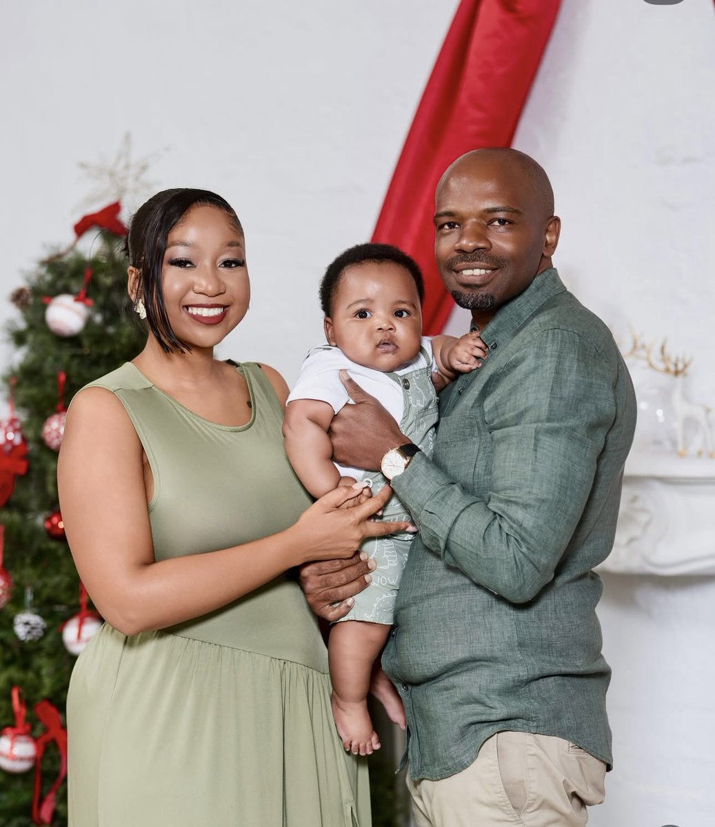 Saltiesunmasked's tweet image. Tshiamo and  her husband Siphile  Xmas portraits. They have a cute cute baby tjo😍😍😍.