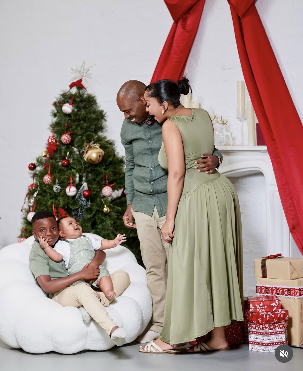 Saltiesunmasked's tweet image. Tshiamo and  her husband Siphile  Xmas portraits. They have a cute cute baby tjo😍😍😍.