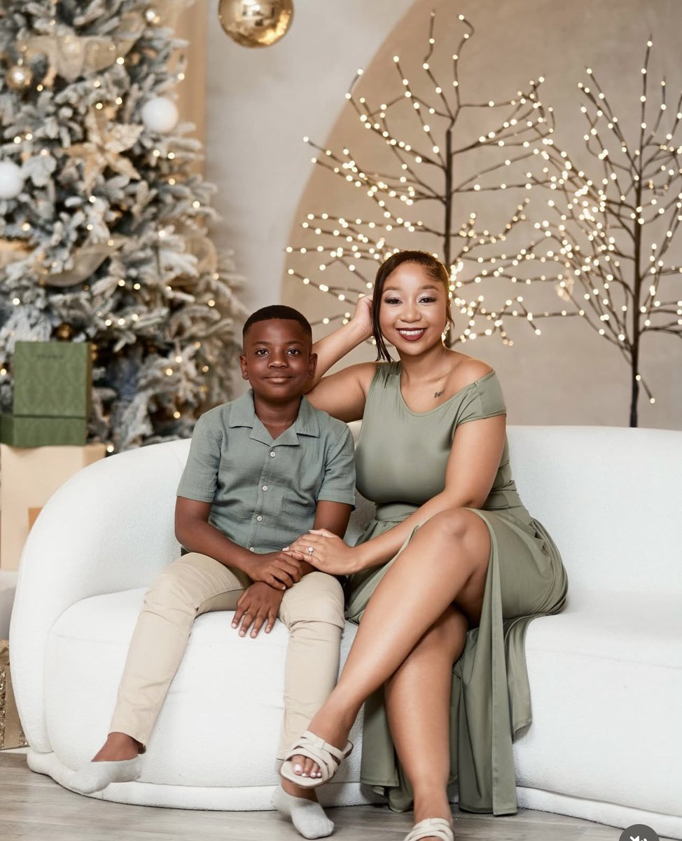 Saltiesunmasked's tweet image. Tshiamo and  her husband Siphile  Xmas portraits. They have a cute cute baby tjo😍😍😍.