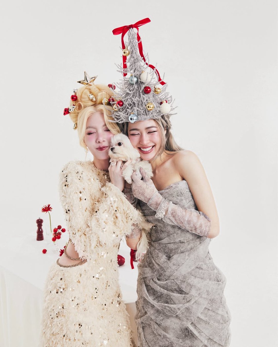 So we're at the joint Christmas photo stage era now are we?.... I see...I see 🫠

#LingOrm