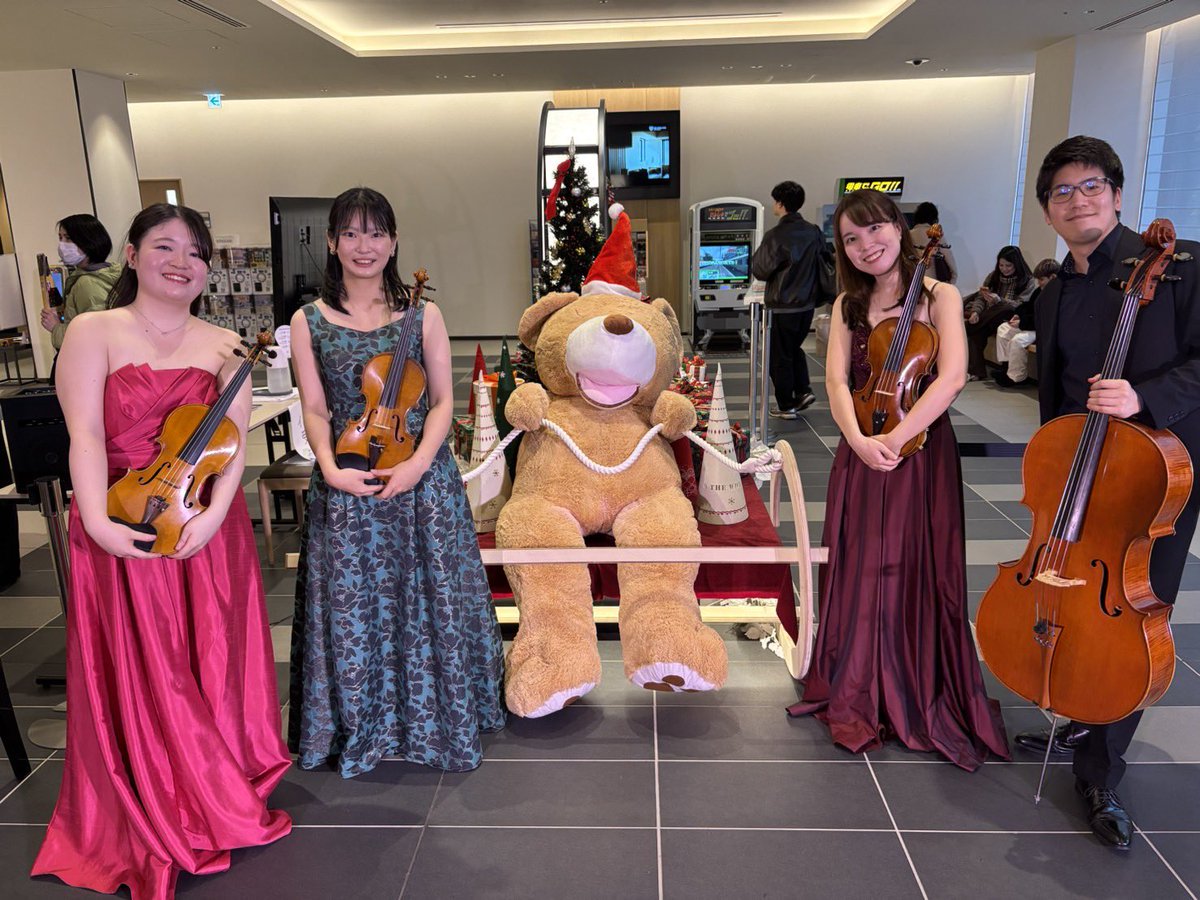 2025.12.25
【ザ ロイヤルパークホテル 京都梅小路】
クリスマスコンサート〜弦楽四重奏〜

「これでもかっ！！」ってくらい、ふんだんにクリスマス🎄🎅を感じましたぁ🥹❤️

ヴァイオリン　池田沙弥さん
ヴァイオリン　河村真央さん
ヴィオラ　山崎未南さん
チェロ　山内睦大さん