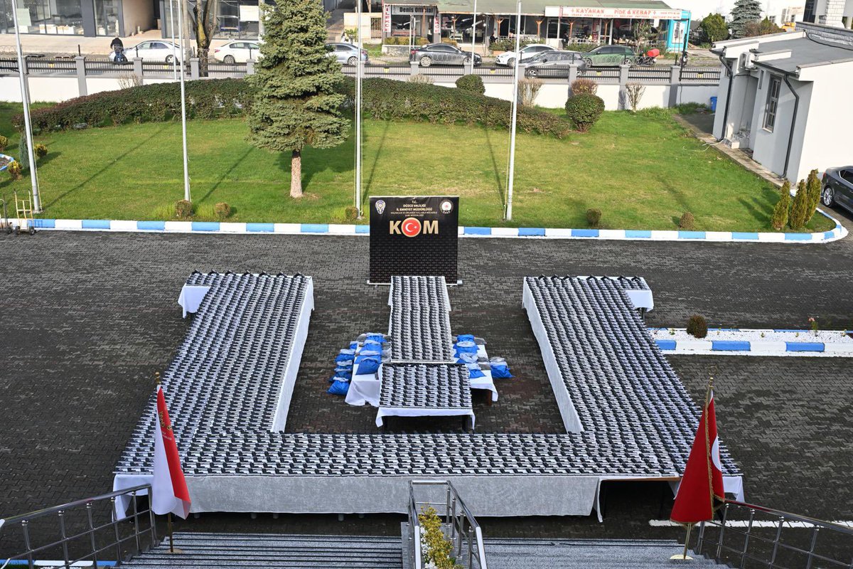 samiltayyar27's tweet photo. Gündemin hararetine yenik düşmüş bir habere dikkat çekmek istiyorum.

Düzce Emmiyeti, iki günce çok önemli bir operasyon yaptı. 

46 bin 655 adet tabanca parçası ele geçirildi.

Birleştirildiğinde 2 bin 100 adet tabanca yapılabiliyor.

Diğer önemli ayrıntı, bu tabanca parçalarının İstanbul’a sevki planlanıyormuş.

Belli ki birileri İstanbul’u karıştırmak için harekete geçmiş.

Düzce Emmiyetini kutluyoruz, yüreğinize sağlık.