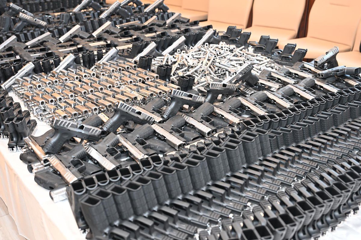 Gündemin hararetine yenik düşmüş bir habere dikkat çekmek istiyorum.

Düzce Emmiyeti, iki günce çok önemli bir operasyon yaptı. 

46 bin 655 adet tabanca parçası ele geçirildi.

Birleştirildiğinde 2 bin 100 adet tabanca yapılabiliyor.

Diğer önemli ayrıntı, bu tabanca