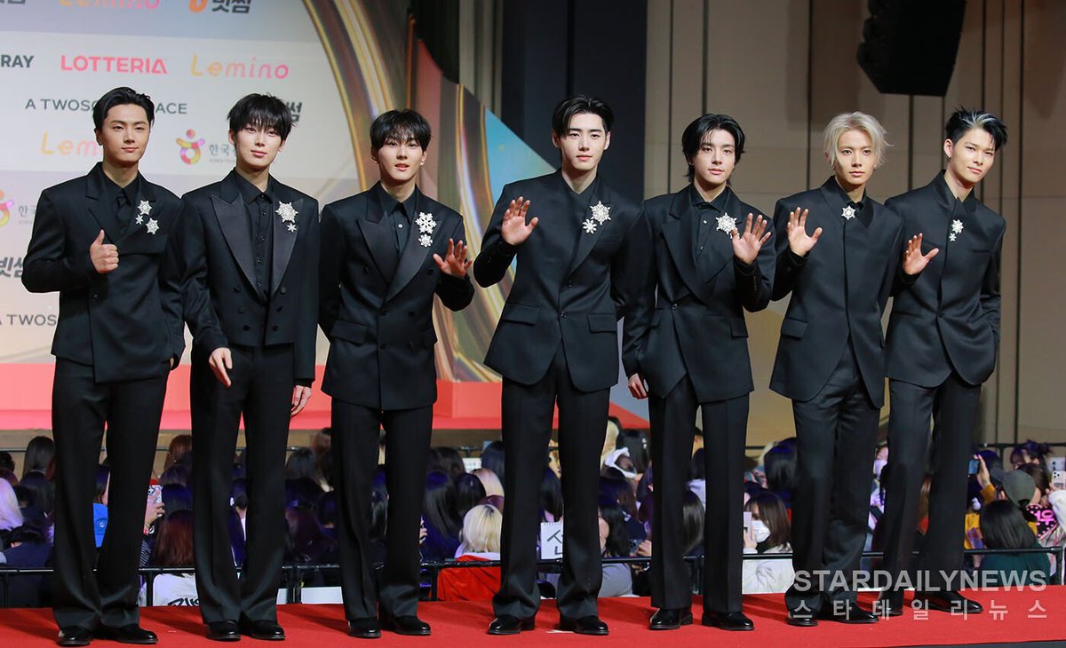 2025 SBS 가요대전 레드카펫 현장에 참석한 엔하이픈 관련 이미지