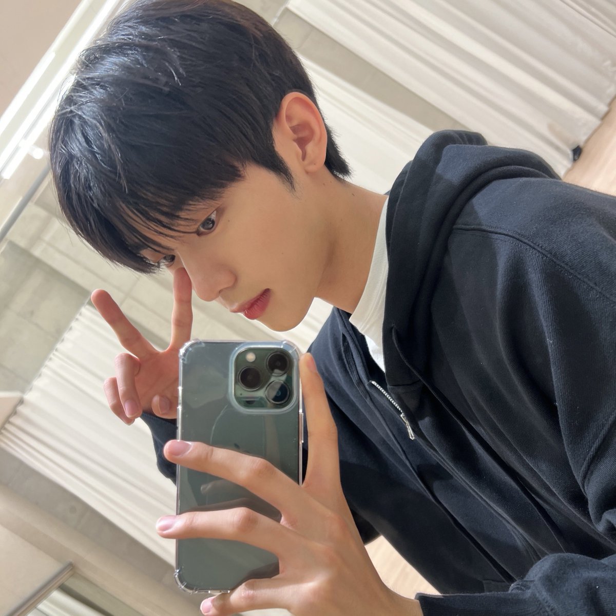 jeonqhyeons's tweet photo. jeonghyeon upgrading his dark green iphone to lighter green color 😭 https://t.co/AoEpxpFLIx