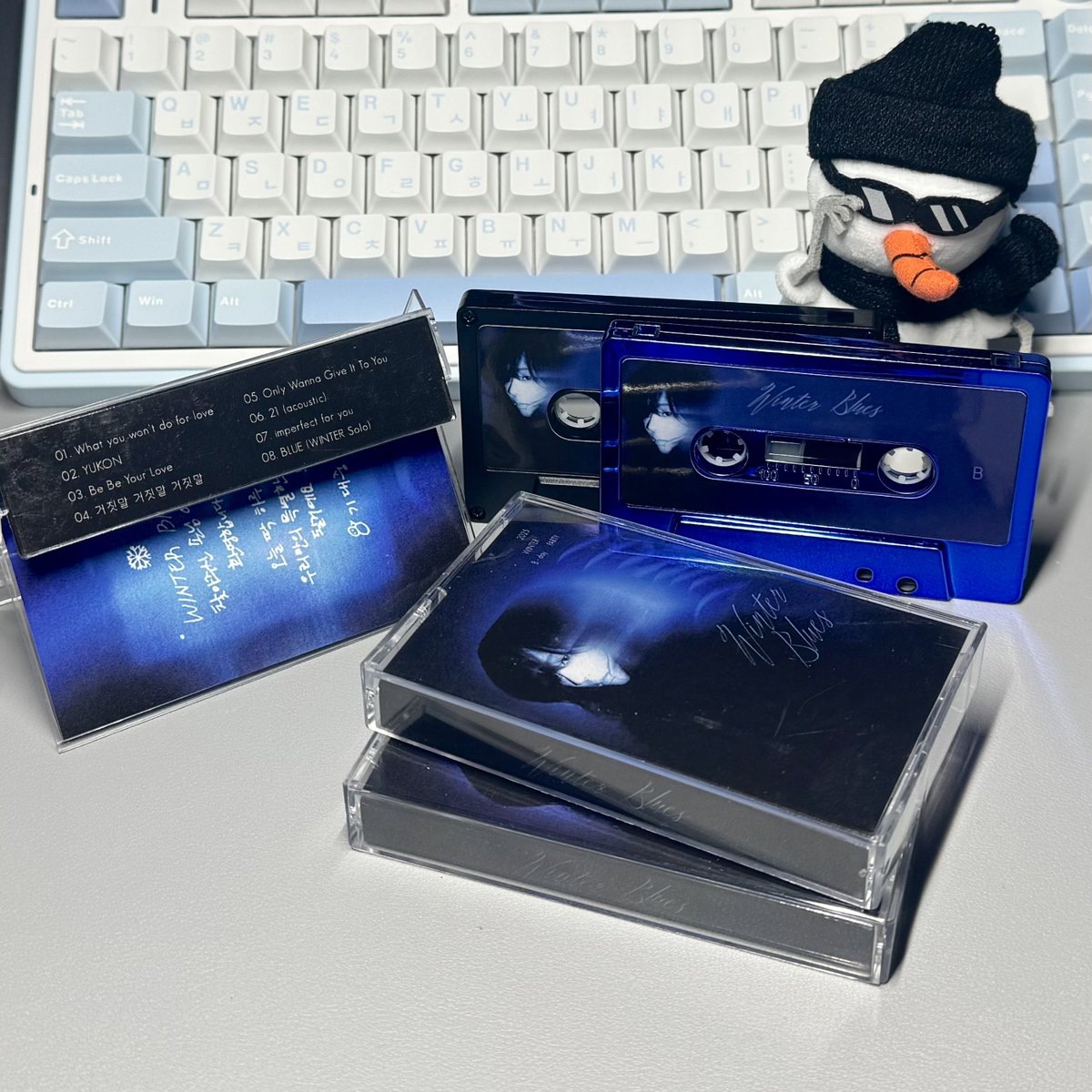 kuang010101's tweet image. ⛄️💙winter b-day event💙⛄️

Winter Blues 컨셉의 테이프 나눔
25년 아마도 가장 행복했던 순간들 중 하나를 의미있는 사물로 간직하고 싶어서 만들었습니다.
진짜.. 조온내 힘들었던 25년이었고 힘든 일도 많았지만 사이사이 빛나던 순간들이 마이선생님들의 마음속에 오래 남아 반짝거리기를..…