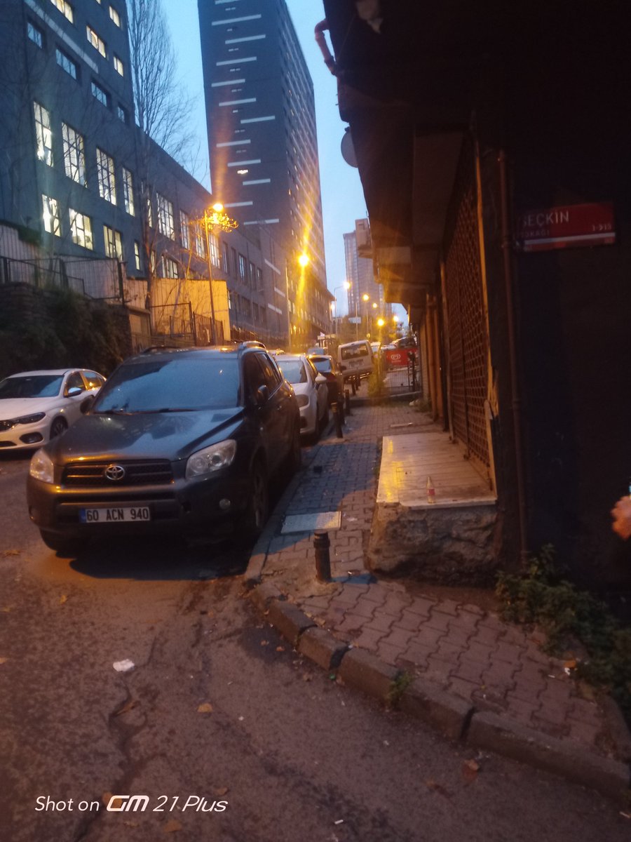 nder06861500's tweet photo. @IBBcozummerkezi sayın İBB yetkilileri şişli Ayazma yolu sokak(işmont sokağı yolu üzerinde seçkin sokak köşesine araç park edildiğinden okul servisleri dönemiyor plastik duba konulmasını talep ediyoruz https://t.co/iUfoAuwM8S