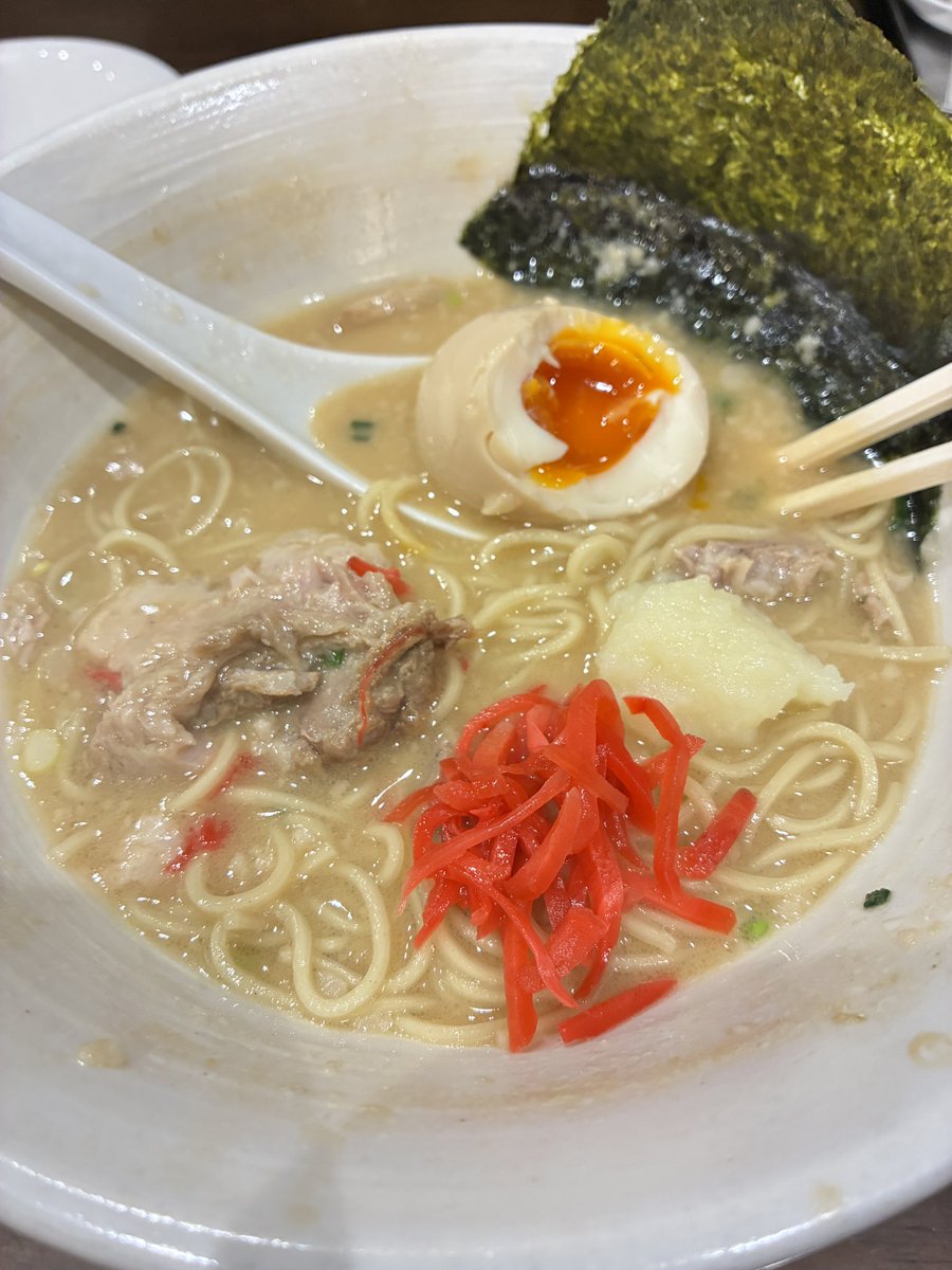 ramentabezou's tweet photo. 前にも言いましたが…isamiのラーメンがあるなら高坂に引越しても良いとさえ思えるほどの破壊力と存在感。秀逸です🐷

太麺から食べ始めて替玉で細麺投入。
僕の贅沢な遊びです🍜
#isami #高坂 #東松山市 #自家製多加水極太麺 #濃厚 #豚骨 #ステッカー https://t.co/uUeTwJLHsq