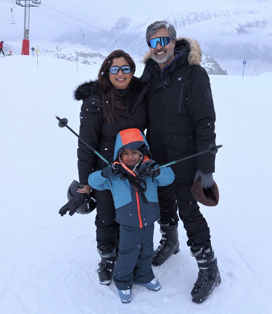 Christmas Gifts 🩷 <a href="/shreyaghoshal/">Shreya Ghoshal</a> <a href="/shiladitya/">Shiladitya</a> Merry Christmas guysssss