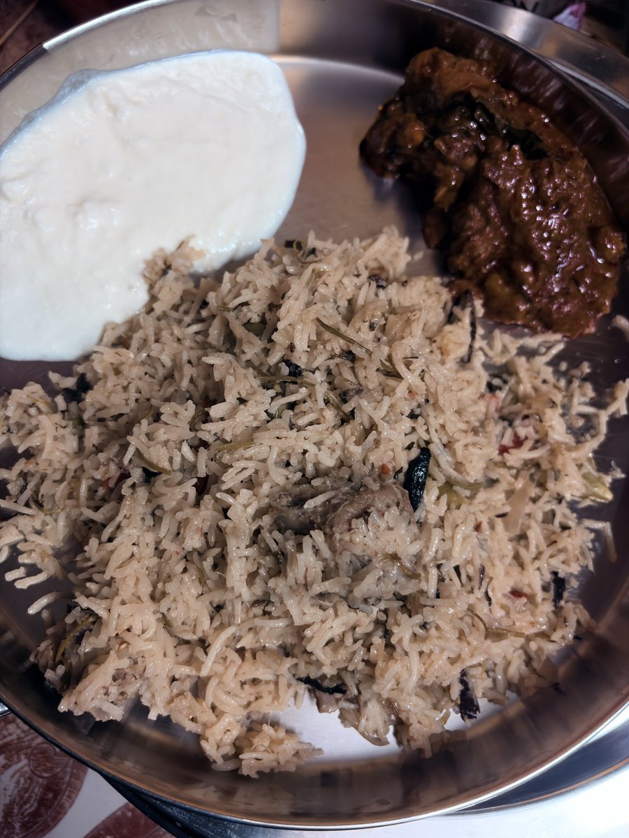 valliraghu's tweet photo. Chicken curry
White mutton biryani
Curd
#VCooks π©π»βπ³
#VEats π https://t.co/K8Yi45XaFV