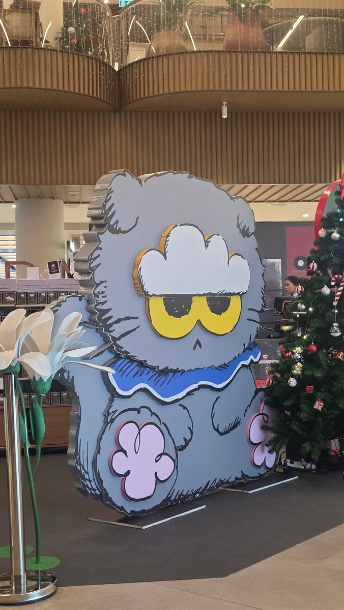 Krobear's tweet photo. @pund0112 Pop up จะอยู่ข้างหน้าๆไปแวะถ่ายรูปได้ค่ะ แต่ข้างในจะมีแต่ของขายเข้าตามรอบค่า https://t.co/wVubcac9L7