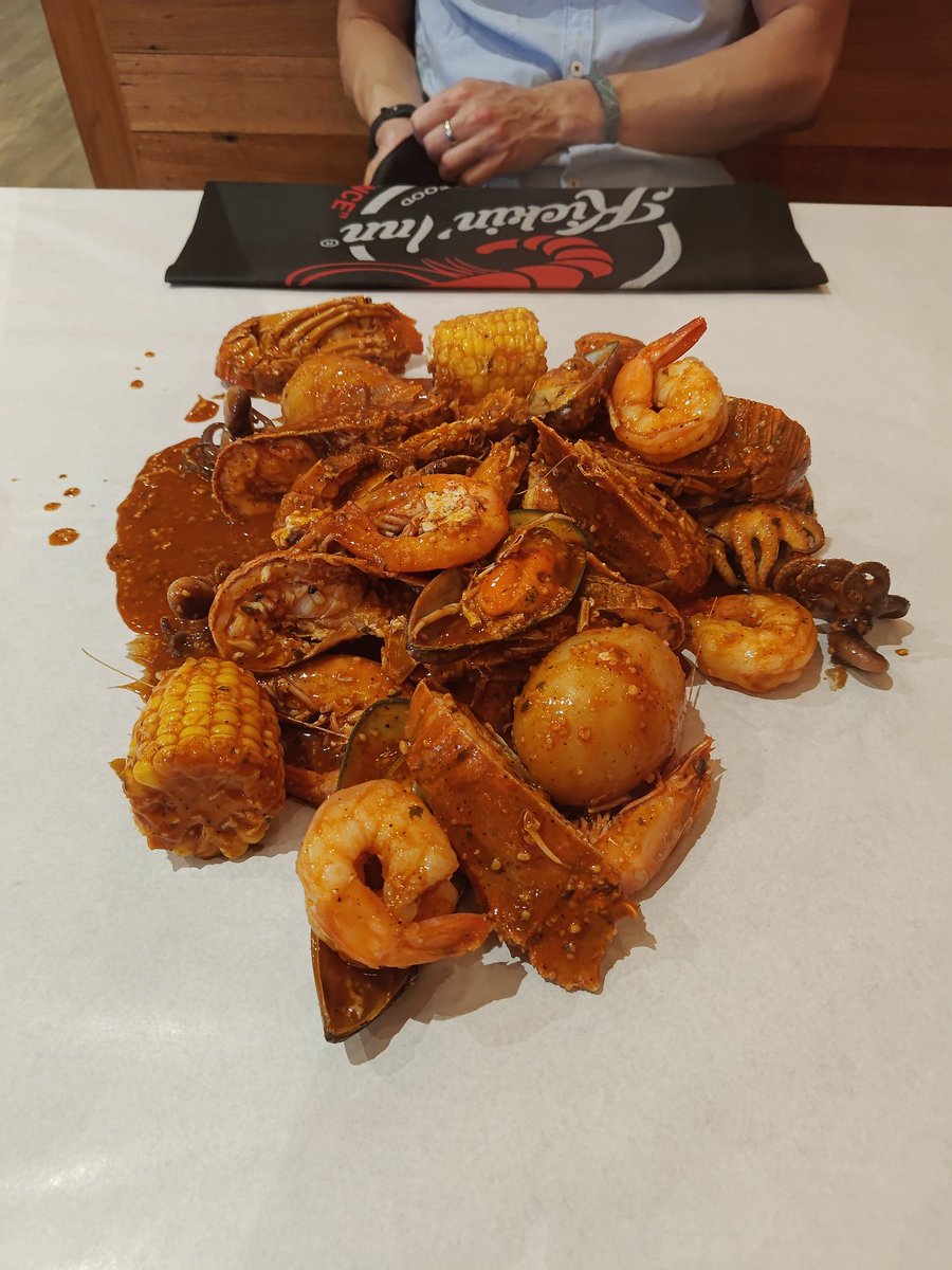 Some bits of food diary; went to Kickin' Inn and had a sort of seafood spread for Christmas eve, and then made Bak Kut Teh (pork bone broth) for Christmas. Admittedly the latter was as simple as getting pork ribs and popping a spice blend with garlic cloves but... Great result!