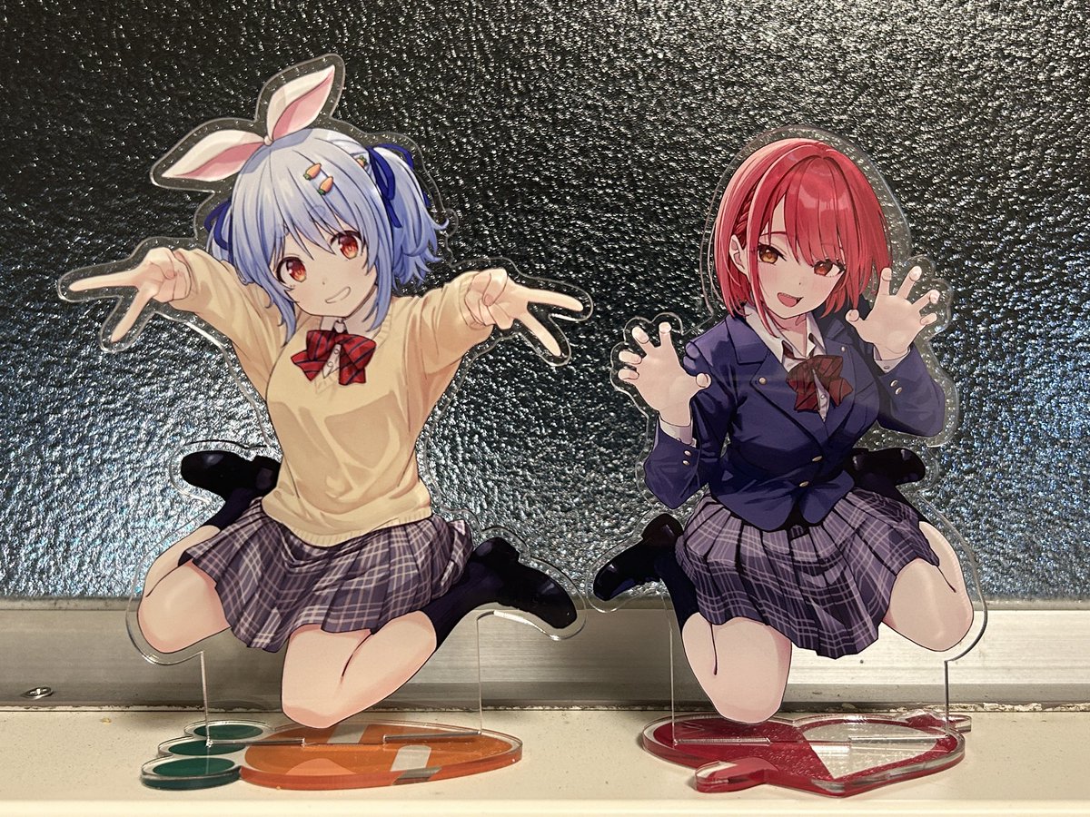 C107 で頒布予定のぺこマリ制服アクスタサンプルが届きました！！
