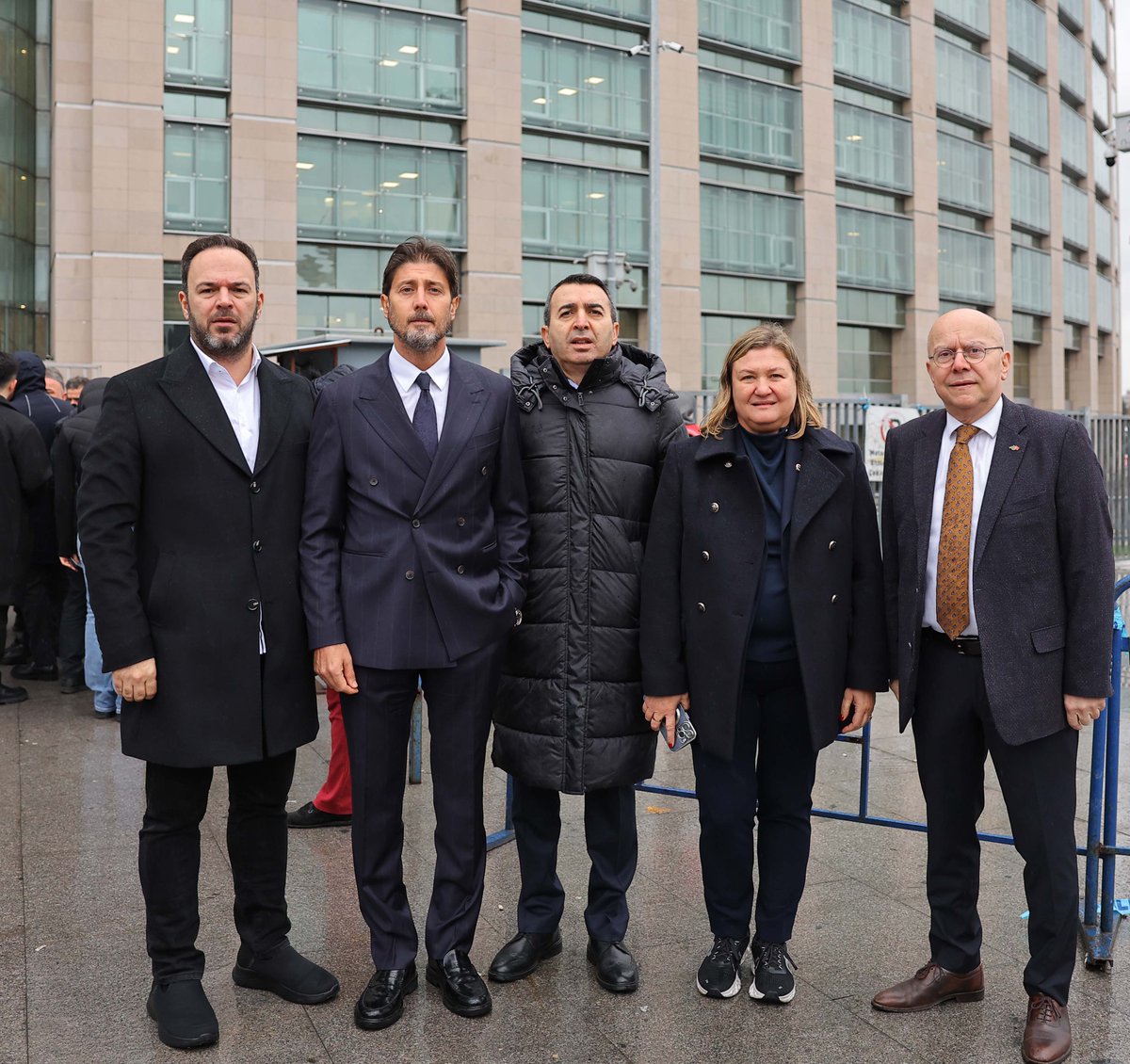 Yönetim Kurulu Üyelerimiz, İstanbul Adliyesi önünde açıklamalarda bulundu.

🔗 bit.ly/3N3c9Fz