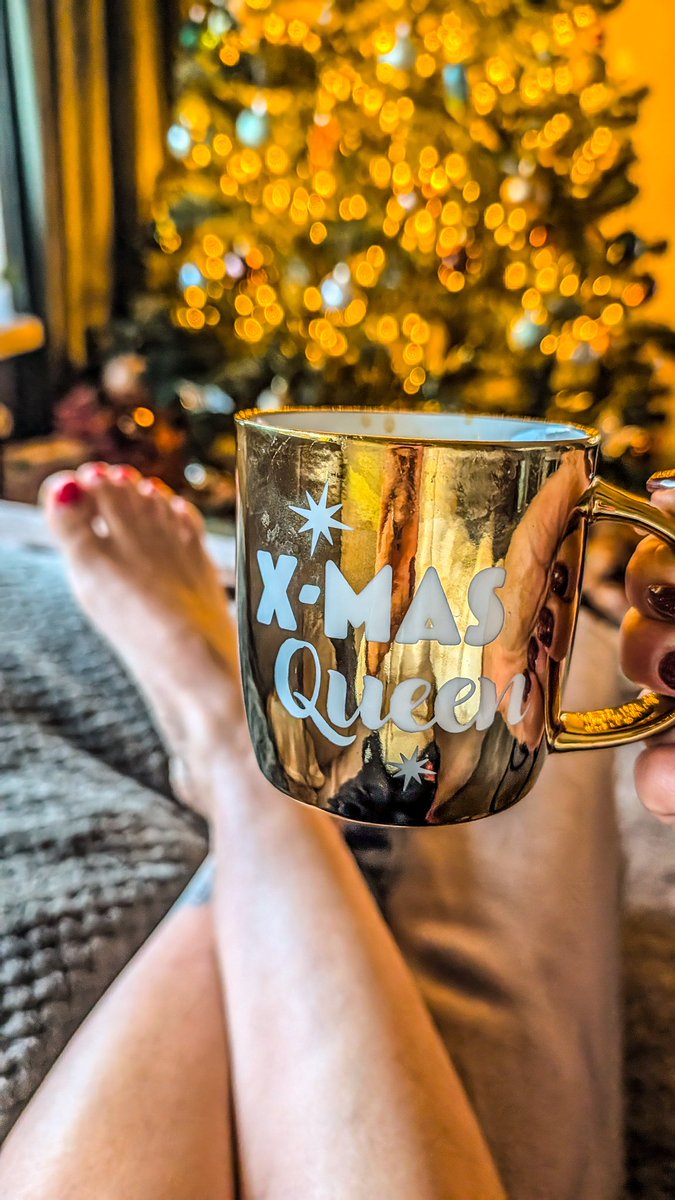 SpoiledQueenNL_'s tweet image. Good morning from your X-mas Queen 👑🎄

Maak jezelf nuttig vandaag... dienen begint met geven 🎀🫰