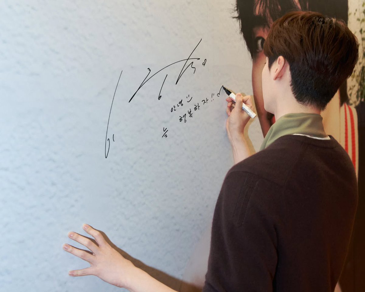 mojiddot's tweet photo. ⭐️ 이종석 깜짝 등장! POP-UP STORE 비하인드 대공개✨
李鍾碩驚喜現身 POP-UP STORE！獨家花絮大放送✨

https://t.co/6IABNW4Nvp https://t.co/fc5v5TfCxM