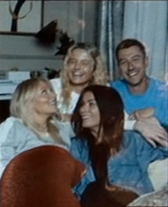 missmollybruton's tweet photo. I don't care how blurry it is, this is my new favourite photo...look at them🥹🥹🥹 https://t.co/7lOcchOJUE