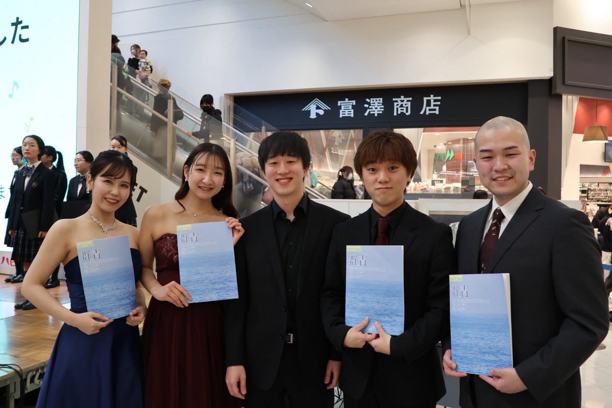 F_Murakami_'s tweet photo. よりみちコンサートinイオンレイクタウン！2月に引き続き、イオンの吹き抜けで演奏させていただきました。年末ということで今回は第九！ソロは素晴らしい藝大同期4人、そして合唱はこちらも素晴らしい叡明高校合唱部の皆さんに歌���ていただきました！夢は47都道府県のイオン制覇です。あと46都道府県！ https://t.co/6Rp3wLJtn1