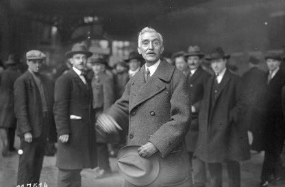 El dia de Nadal del 1933 moria el president Francesc Macià. L’Avi, com s’hi referien amb estima els catalans del seu temps, va tenir una passió: Catalunya i la seva llibertat nacional.

Noranta-dos anys després, el recordem i reclamem el seu llegat de determinació i compromís. I